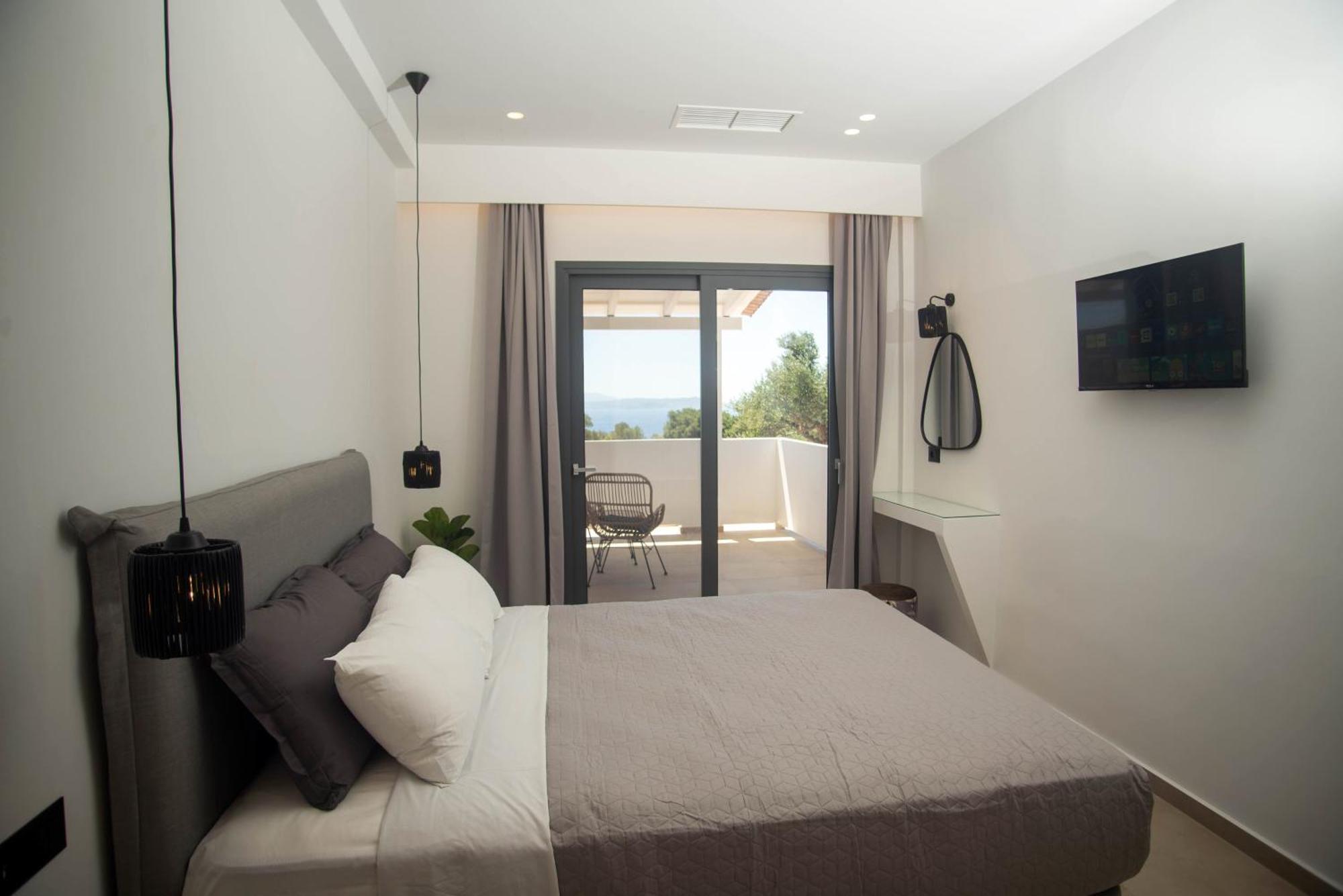 Marea Luxury Suites - Tramontana Koríthion Exterior photo